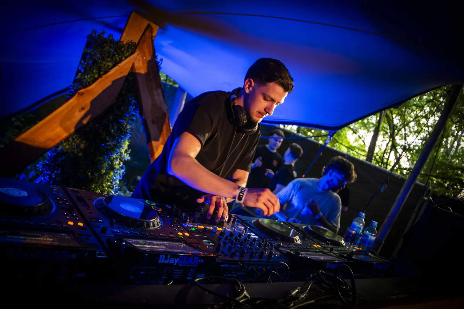 DJ achter de draaitafels tijdens een event
